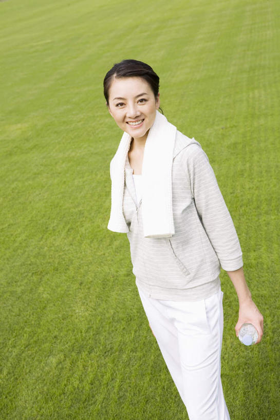 东方人,一个人,站,笑,微笑,露齿笑,竖图,俯视,室外,白天,草地,草坪,植物,亚洲,仅一个年轻女性,仅一个女性,仅一个人,服装,纺织物,拿,拿着,注视,休闲装,黄种人,草,衣服,绿色,白色,黑色,瓶子,塑料制品,毛巾,观察,看,清洁,站着,休闲,休闲服,塑料瓶,服饰,观看,保暖,察看,关注,透气,防水,储水,耐磨,吸水,年轻女性,女人,女性,亚洲人,长发,站立,半身,彩图,高角度拍摄