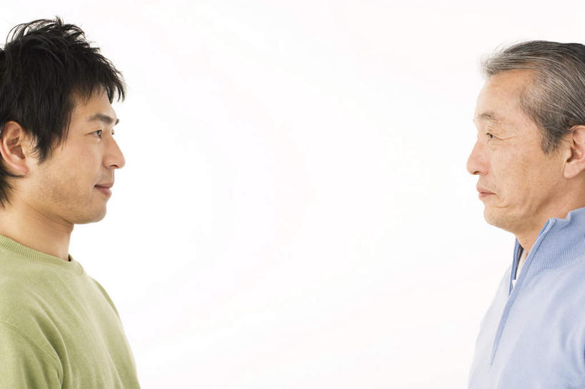 东方人,两个人,家庭,父亲,儿子,站,笑,微笑,横图,室内,白天,白色背景,侧面,亚洲,服装,注视,休闲装,黄种人,相视,衣服,蓝色,绿色,黑色,观察,看,站着,休闲,温暖,温馨,父子,一家人,面对面,休闲服,父爱,摄影,服饰,影棚,观看,对视,和睦,察看,关注,相对,相看,老年男性,男人,男性,年轻男性,亚洲人,站立,半身,彩图,影棚拍摄,拍摄,融洽,短发