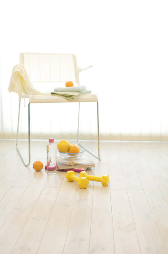 无人,竖图,俯视,室内,白天,白色背景,锻炼,运动,静物,哑铃,书籍,椅子,一把,一堆,堆叠,堆积,塑料,运动器械,黄色,塑料制品,健身器械,摄影,影棚,堆,健身器材,体育,书,图书,彩图,高角度拍摄,影棚拍摄,健身,拍摄,运动器材