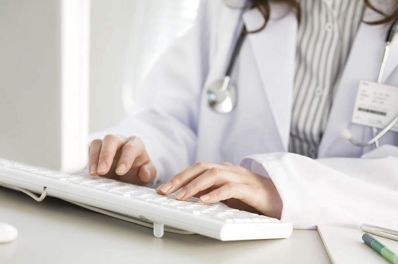 东方人,手,一个人,医生,坐,横图,俯视,室内,特写,白天,衬衫,键盘,桌子,亚洲,双手,仅一个年轻女性,仅一个女性,仅一个人,敲打,条纹,服装,办公桌,休闲装,黄种人,输入,输入设备,通讯设备,标识,吊牌,衣服,黑色,灰色,听诊器,胸牌,打字,医护人员,医疗人员,休闲,手部,休闲服,服饰,点击,敲击,医疗设备,徽章,白大褂,医疗器械,通信设备,身份,医疗工具,胸章,胸卡,编号牌,雕刻牌,工号牌,胸号牌,胸徽,员工牌,检测工具,按键,年轻女性,女人,女性,亚洲人,长发,大夫,坐着,半身,彩图,高角度拍摄,衬衣