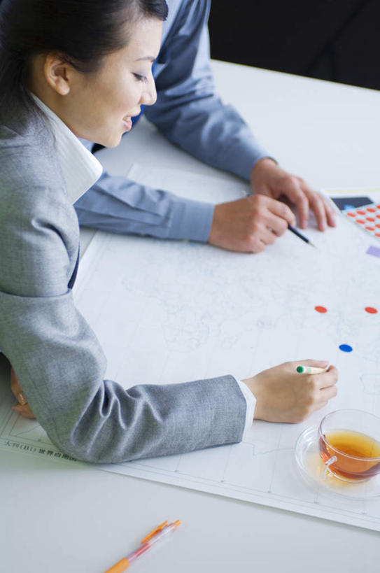 东方人,两个人,同事,商务人士,商务男性,商务女性,办公室,坐,说,竖图,俯视,室内,白天,衬衫,讨论,幸福,成功,合作,团队,集体,信心,茶,桌子,杯子,亚洲,套装,笔,标签,材料,档案,文件,办公桌,茶叶,办公用品,领带,圆珠笔,拿,拿着,注视,黄种人,娱乐,队伍,玻璃制品,文具,红色,蓝色,水杯,学习用品,资料,观察,看,享受,休闲,温馨,放松,乐趣,观看,文具用品,察看,提神,领导,舒适,成就,关注,文档,醒脑,商务装,合伙,领袖,工薪阶层,交流,男人,男性,年轻男性,年轻女性,女人,女性,亚洲人,年轻人,白领,上班族,玻璃杯,沟通,讲话,交谈,商讨,说话,谈话,坐着,半身,彩图,高角度拍摄,衬衣