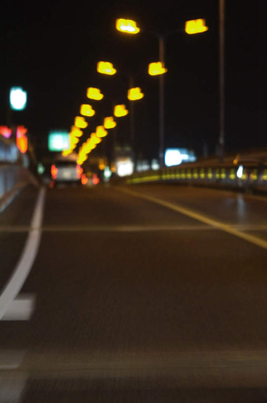 无人,竖图,室外,夜晚,正面,度假,美景,城市风光,城市,道路,路,路灯,夜景,公路,汽车,照明,一排,朦胧,模糊,整齐,景观,灯光,分界线,停车线,交通,娱乐,车,灯,排列,车窗,灯具,交通工具,轿车,享受,休闲,景色,放松,警示,车灯,尾灯,车行道,车行道分界线,照亮,提醒,照明设备,队列,提示,载具,标线,车行线,马路,彩图