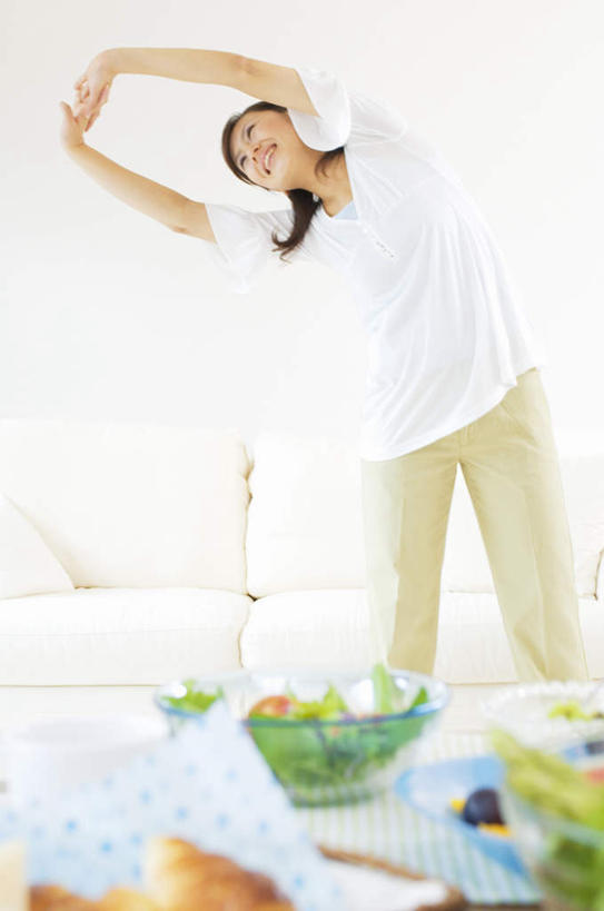 点心,面包,东方人,一个人,站,举,竖图,室内,白天,仰视,锻炼,运动,餐桌,桌子,蔬菜,餐具,水果,亚洲,仅一个年轻女性,仅一个女性,仅一个人,弯腰,服装,碟子,盘,蔬菜沙拉,沙拉,面点,注视,休闲装,黄种人,色拉,沙律,糕点,衣服,黑色,盘子,碟,观察,看,托,站着,休闲,休闲服,服饰,有机食品,绿色食品,餐台,观看,色拉酱,察看,关注,千岛酱,弯身,体育,年轻女性,女人,女性,亚洲人,长发,举起,举手,举着,向上举,向上伸,向上托,站立,半身,彩图,低角度拍摄,健身