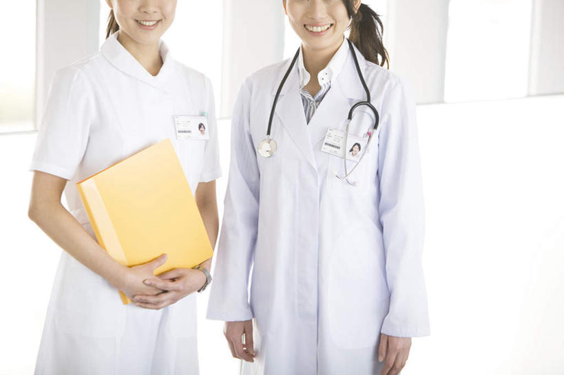 东方人,两个人,同事,医生,站,笑,微笑,露齿笑,横图,室内,白天,正面,工作服,制服,成功,合作,团队,集体,信心,亚洲,走道,走廊,过道,注视,黄种人,队伍,听诊器,观察,看,站着,医护人员,医疗人员,观看,察看,医疗设备,领导,白大褂,成就,关注,医疗器械,医疗工具,合伙,领袖,工作制服,检测工具,年轻女性,女人,女性,亚洲人,大夫,站立,半身,彩图,工作套服