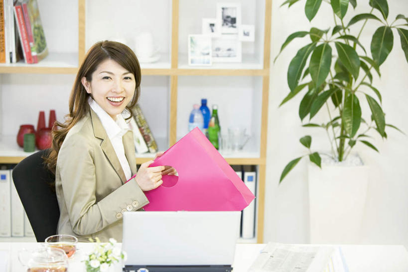 东方人,一个人,商务人士,商务女性,办公室,坐,笑,微笑,露齿笑,横图,室内,白天,侧面,衬衫,植物,桌子,亚洲,仅一个年轻女性,仅一个女性,仅一个人,套装,材料,档案,盆栽,文件,办公桌,盆景,拿,拿着,注视,黄种人,绿色,黑色,自然,资料,观察,看,生长,成长,观看,察看,关注,文档,商务装,工薪阶层,年轻女性,亚洲人,年轻人,长发,白领,上班族,坐着,半身,彩图,衬衣