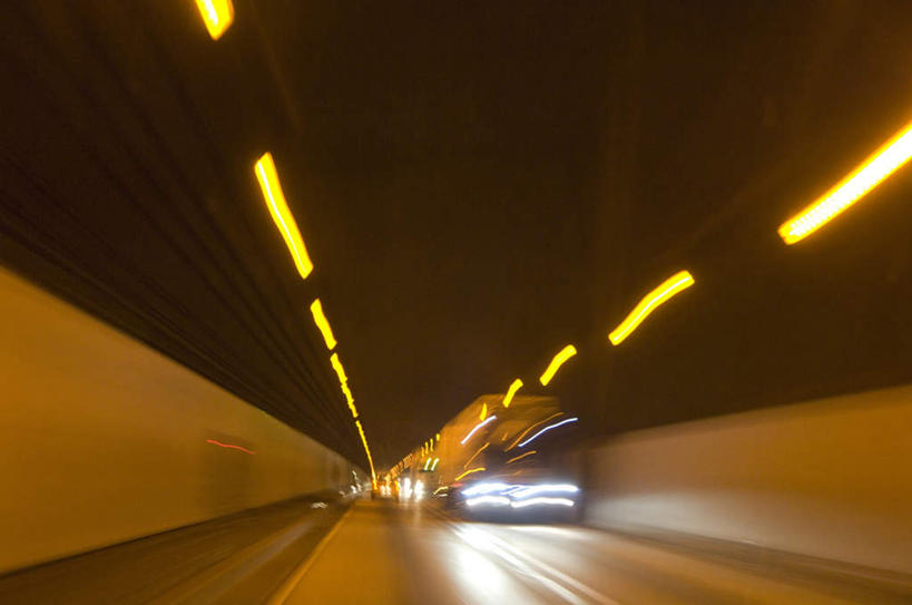 无人,横图,室外,夜晚,正面,道路,路,夜景,公路,汽车,照明,隧道,灯光,交通,顶灯,车,灯,灯具,交通工具,轿车,照亮,照明设备,载具,马路,彩图