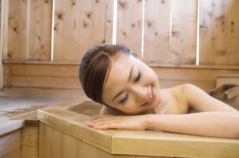 东方人,一个人,坐,笑,微笑,露齿笑,横图,室内,白天,正面,按摩,美容,温泉,亚洲,仅一个年轻女性,仅一个女性,仅一个人,护肤,墙,注视,黄种人,墙壁,墙面,黑色,观察,看,趴着,保养,享受,休闲,放松,SPA水疗,保健,温泉浴场,观看,察看,关注,养颜,年轻女性,女人,女性,亚洲人,长发,矿泉疗养地,趴,坐着,半身,彩图,水疗