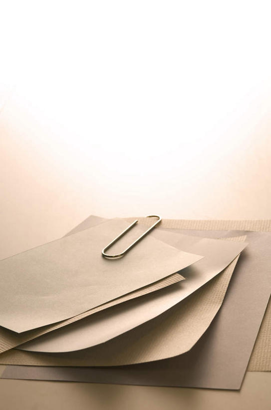 无人,竖图,室内,特写,白天,正面,桌子,静物,金属制品,一堆,阴影,堆叠,堆积,光线,金属,材料,档案,文件,影子,办公桌,灯光,办公用品,回形针,学习用品,资料,堆,文具用品,文档,曲别针,彩图