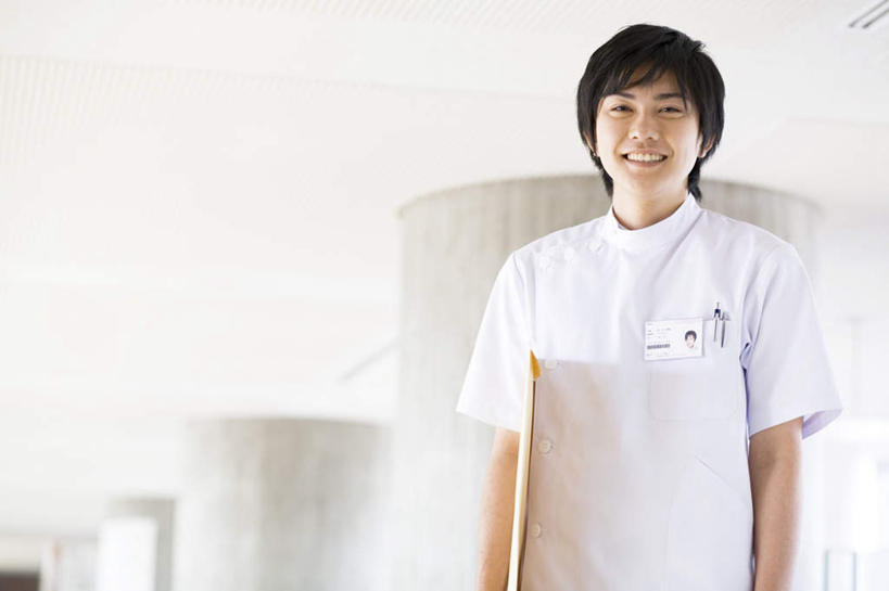 东方人,一个人,医生,医院,站,抱,笑,微笑,露齿笑,横图,室内,白天,正面,工作服,制服,亚洲,仅一个男性,仅一个人,材料,档案,文件,走道,走廊,过道,注视,黄种人,仅一个年轻男性,白色,资料,观察,看,站着,医护人员,医疗人员,抱着,观看,察看,搂着,白大褂,关注,文档,医疗机构,工作制服,男人,男性,年轻男性,亚洲人,大夫,搂,搂抱,站立,半身,彩图,工作套服,病院,诊所