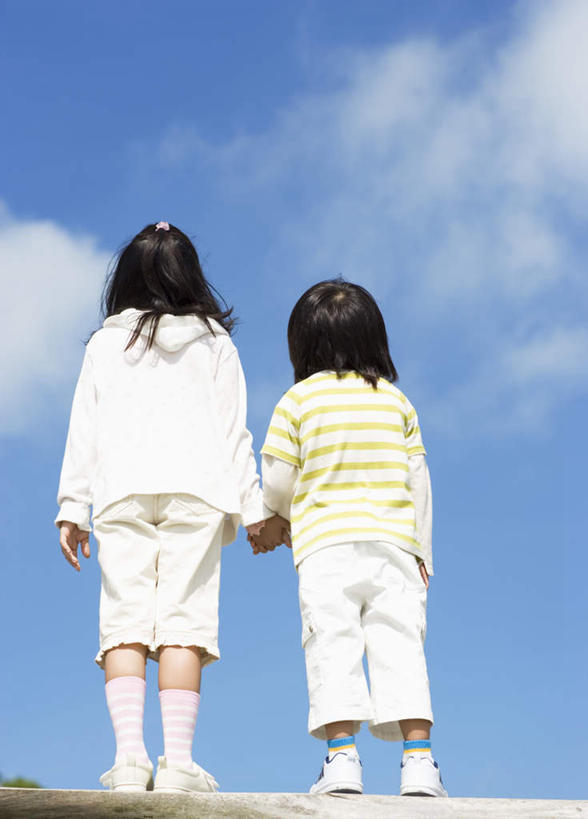 东方人,儿童,两个人,站,握手,竖图,室外,白天,仰视,纯洁,亚洲,阴影,条纹,服装,光线,影子,云,云朵,云彩,休闲装,黄种人,小孩,衣服,黄色,蓝色,白色,黑色,白云,蓝天,天空,阳光,天,站着,休闲,休闲服,可爱,童年,童趣,服饰,晴朗,童真,烂漫,无邪,天真,女孩,女人,女性,亚洲人,孩子,长发,晴空,搀手,拉手,手拉手,手握手,站立,彩图,低角度拍摄,全身,女生
