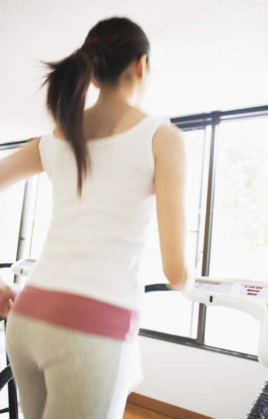 东方人,一个人,健身房,跑,竖图,室内,白天,仰视,锻炼,运动,窗户,亚洲,仅一个年轻女性,仅一个女性,仅一个人,服装,休闲装,黄种人,运动器械,玻璃窗,衣服,黑色,休闲,休闲服,健身器械,服饰,健身器材,体育,年轻女性,女人,女性,亚洲人,长发,跑步,半身,彩图,低角度拍摄,健身,健身馆,运动器材,跑步机