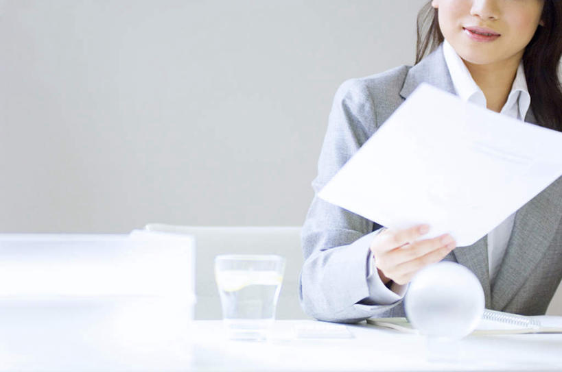 东方人,一个人,商务人士,商务女性,办公室,坐,横图,室内,白天,正面,衬衫,桌子,杯子,亚洲,仅一个年轻女性,仅一个女性,仅一个人,套装,透明,材料,档案,文件,办公桌,墙,水晶,拿,拿着,黄种人,墙壁,墙面,一个,白色,黑色,纸制品,资料,球体,水晶球,单个,纸杯,一次性杯子,文档,商务装,工薪阶层,年轻女性,亚洲人,年轻人,长发,白领,上班族,坐着,半身,彩图,衬衣