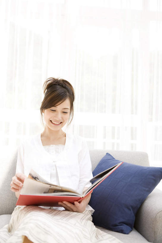 点心,面包,东方人,一个人,坐,竖图,室内,白天,正面,窗户,窗帘,靠垫,卧室,杯子,餐具,书籍,亚洲,仅一个年轻女性,仅一个女性,仅一个人,服装,装饰,瓷器,碟子,盘,食品,面点,咖啡杯,靠枕,陶瓷制品,一杯,拿,茶几,拿着,注视,休闲装,黄种人,玻璃窗,食物,糕点,衣服,白色,黑色,帘子,盘子,垫子,碟,枕头,观察,看,休闲,休闲服,遮阳,服饰,观看,华丽,修饰,点缀,察看,关注,瓷杯,衬托,美观,雅致,雅观,年轻女性,女人,女性,亚洲人,长发,书,图书,坐着,半身,彩图,睡房,卧房