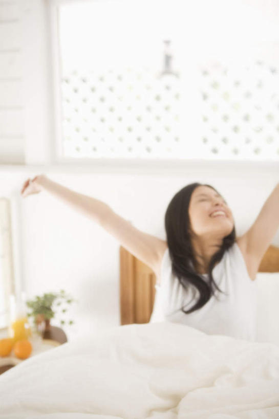 东方人,一个人,坐,伸展双臂,竖图,室内,白天,正面,植物,床,卧室,桌面,桌子,亚洲,仅一个年轻女性,仅一个女性,仅一个人,伸展,服装,盆栽,双人床,床单,盆景,注视,休闲装,黄种人,被子,伸懒腰,衣服,绿色,自然,观察,看,休闲,休闲服,放松,服饰,生长,成长,观看,察看,被单,关注,惬意,懒腰,年轻女性,女人,女性,亚洲人,敞开双臂,伸开双臂,展开双肩,张开手臂,张开双臂,坐着,半身,彩图,睡房,卧房,慵懒