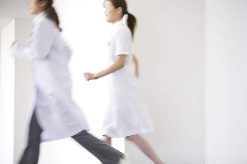 东方人,两个人,医生,医院,站,走,横图,室内,白天,侧面,工作服,制服,亚洲,朦胧,模糊,墙,走道,走廊,过道,注视,黄种人,墙壁,墙面,观察,看,站着,医护人员,医疗人员,观看,察看,白大褂,关注,医疗机构,工作制服,年轻女性,女人,女性,亚洲人,大夫,步行,散步,站立,走路,半身,彩图,工作套服,病院,诊所