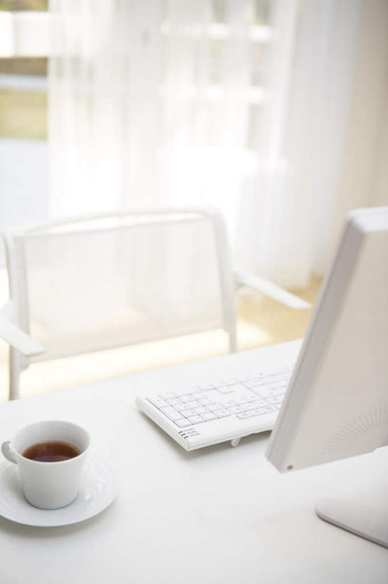 咖啡,无人,竖图,俯视,室内,特写,白天,幸福,显示器,窗户,窗帘,桌子,静物,杯子,餐具,椅子,阴影,装饰,光线,瓷器,碟子,盘,屏幕,影子,办公桌,木椅,咖啡杯,陶瓷制品,一杯,娱乐,显示屏,玻璃窗,饮料,阳光,帘子,盘子,碟,享受,休闲,温馨,遮阳,放松,乐趣,华丽,修饰,一台,点缀,提神,舒适,瓷杯,醒脑,输出设备,衬托,美观,雅致,雅观,软饮料,彩图,高角度拍摄