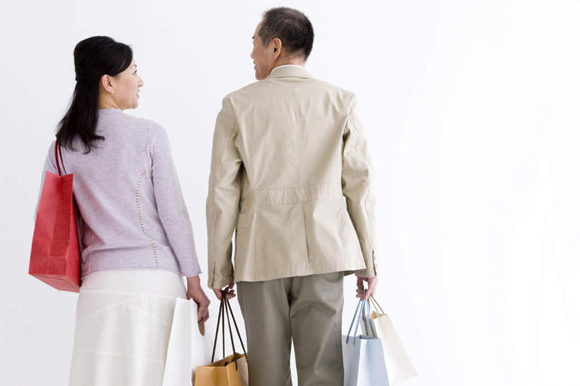 东方人,两个人,夫妻,站,横图,室内,白天,白色背景,仰视,爱情,购物,消费,袋子,亚洲,服装,包,包装袋,皮包,手提袋,购物袋,浪漫,拿,拿着,扭头,注视,休闲装,黄种人,衣服,紫色,观察,看,站着,转头,休闲,休闲服,恩爱,金融,恋人,摄影,服饰,影棚,观看,单肩包,察看,购买,关注,贸易,男人,男性,女人,女性,中年男性,中年女性,亚洲人,夫妇,情侣,站立,半身,彩图,低角度拍摄,影棚拍摄,拍摄,伴侣