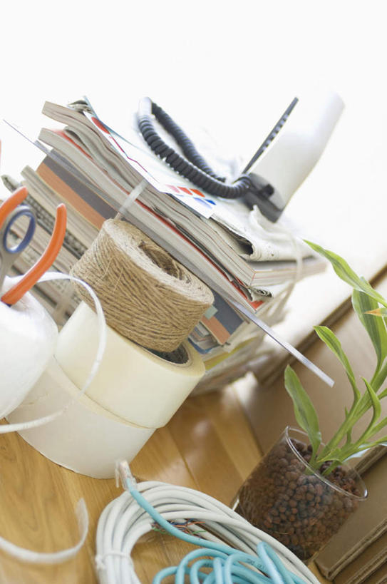 无人,客厅,竖图,俯视,室内,特写,白天,地板,静物,一堆,堆叠,堆积,电力,包装,电线,线,纸箱,地面,电能,线路,木地板,容器,箱子,摄影,影棚,堆,电,电源,电源线,起居室,纸板箱,能量,包装箱,彩图,高角度拍摄,影棚拍摄,拍摄