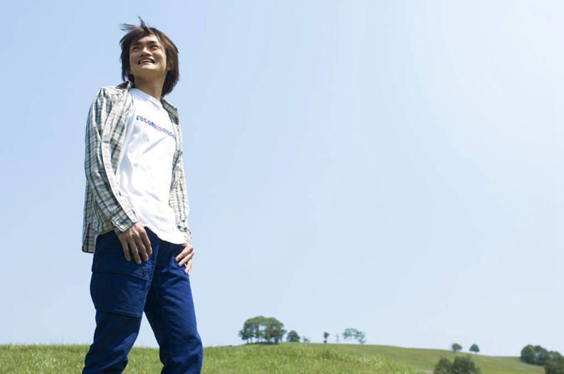 东方人,一个人,站,笑,微笑,露齿笑,横图,室外,白天,仰视,衬衫,草地,草坪,植物,亚洲,仅一个男性,仅一个人,服装,注视,休闲装,黄种人,草,树,树木,仅一个年轻男性,衣服,蓝色,绿色,蓝天,天空,自然,天,观察,看,站着,休闲,休闲服,服饰,生长,晴朗,成长,观看,察看,关注,万里无云,男人,男性,年轻男性,亚洲人,晴空,晴空万里,站立,半身,彩图,低角度拍摄,衬衣