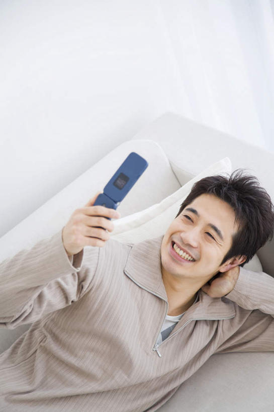 东方人,一个人,客厅,躺,打电话,竖图,俯视,室内,白天,沙发,电话,手机,亚洲,仅一个男性,仅一个人,服装,拿,拿着,注视,休闲装,黄种人,通讯设备,仅一个年轻男性,衣服,灰色,观察,看,休闲,休闲服,服饰,观看,察看,起居室,关注,布艺沙发,卧着,交流,男人,男性,年轻男性,亚洲人,沟通,躺着,通话,卧,半身,彩图,高角度拍摄