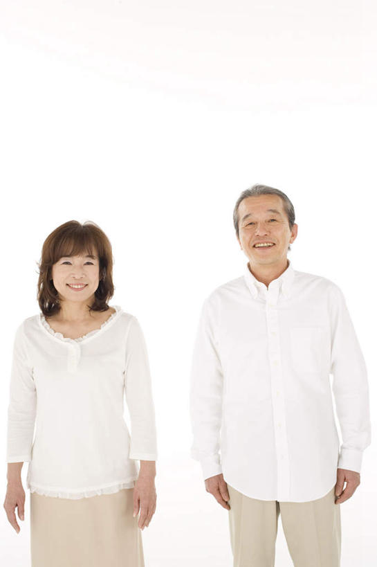 东方人,两个人,家庭,夫妻,站,笑,微笑,竖图,室内,白天,白色背景,正面,爱情,亚洲,服装,浪漫,注视,休闲装,黄种人,衣服,白色,观察,看,站着,休闲,温暖,温馨,一家人,休闲服,恩爱,恋人,摄影,服饰,影棚,观看,和睦,察看,关注,男人,男性,女人,女性,中年男性,中年女性,亚洲人,夫妇,情侣,站立,半身,彩图,影棚拍摄,拍摄,伴侣,融洽