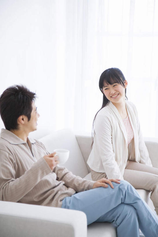 东方人,两个人,夫妻,坐,笑,微笑,露齿笑,竖图,室内,白天,正面,爱情,窗帘,沙发,卧室,亚洲,服装,装饰,浪漫,注视,休闲装,黄种人,衣服,黑色,帘子,观察,看,休闲,休闲服,遮阳,恩爱,恋人,服饰,观看,华丽,修饰,点缀,察看,关注,衬托,美观,雅致,雅观,男人,男性,年轻男性,年轻女性,女人,女性,亚洲人,长发,夫妇,情侣,坐着,半身,彩图,睡房,卧房,伴侣,皮沙发