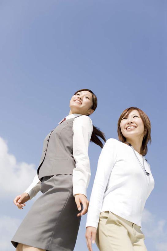 东方人,两个人,同事,商务人士,商务女性,站,笑,微笑,露齿笑,竖图,室外,白天,仰视,工作服,衬衫,制服,成功,合作,团队,集体,信心,项链,亚洲,阴影,套装,装饰,光线,影子,云,云朵,领带,云彩,注视,黄种人,队伍,蓝色,白云,蓝天,天空,阳光,天,观察,看,站着,晴朗,观看,华丽,修饰,点缀,察看,领导,成就,关注,商务装,合伙,领袖,工薪阶层,衬托,美观,雅致,雅观,工作制服,年轻女性,女人,女性,亚洲人,年轻人,白领,上班族,晴空,站立,半身,彩图,低角度拍摄,衬衣,工作套服