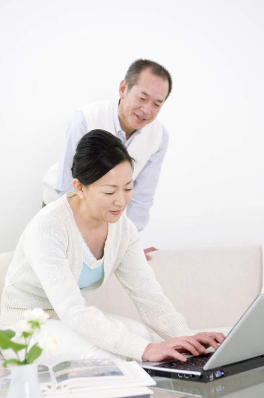 东方人,两个人,夫妻,坐,笑,微笑,露齿笑,竖图,室内,白天,正面,爱情,电脑,笔记本电脑,植物,桌面,桌子,亚洲,敲打,服装,网络,盆栽,盆景,浪漫,注视,休闲装,黄种人,输入,通讯设备,衣服,绿色,黑色,自然,打字,观察,看,休闲,休闲服,恩爱,恋人,服饰,生长,成长,观看,点击,敲击,察看,无线,关注,通信设备,无线网络,无线上网,便携式电脑,按键,手提电脑,男人,男性,女人,女性,中年男性,中年女性,亚洲人,长发,夫妇,情侣,坐着,半身,彩图,伴侣