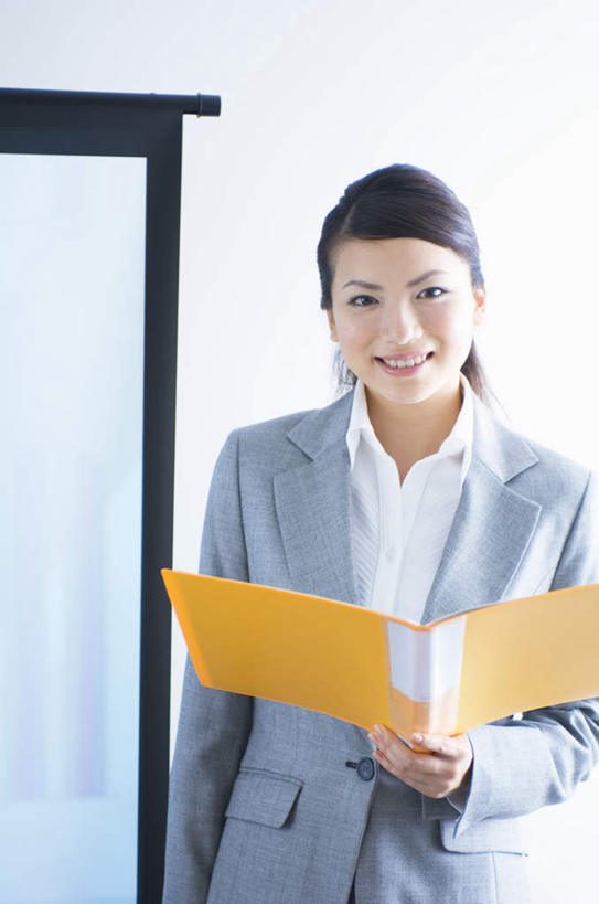 东方人,一个人,商务人士,商务女性,站,笑,微笑,露齿笑,竖图,室内,白天,白色背景,正面,衬衫,亚洲,仅一个年轻女性,仅一个女性,仅一个人,套装,材料,档案,文件,拿,拿着,注视,黄种人,资料,观察,看,站着,摄影,影棚,观看,察看,关注,文档,商务装,工薪阶层,年轻女性,亚洲人,年轻人,白领,上班族,站立,半身,彩图,影棚拍摄,衬衣,拍摄