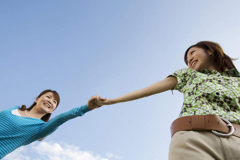 东方人,两个人,伙伴,朋友,站,握手,横图,室外,白天,仰视,友谊,亚洲,阴影,花纹,服装,光线,图案,影子,云,云朵,云彩,注视,休闲装,黄种人,衣服,蓝色,绿色,白云,蓝天,天空,阳光,天,观察,看,站着,休闲,休闲服,服饰,晴朗,观看,察看,关注,友情,年轻女性,女人,女性,亚洲人,晴空,搀手,拉手,手拉手,手握手,站立,半身,彩图,低角度拍摄