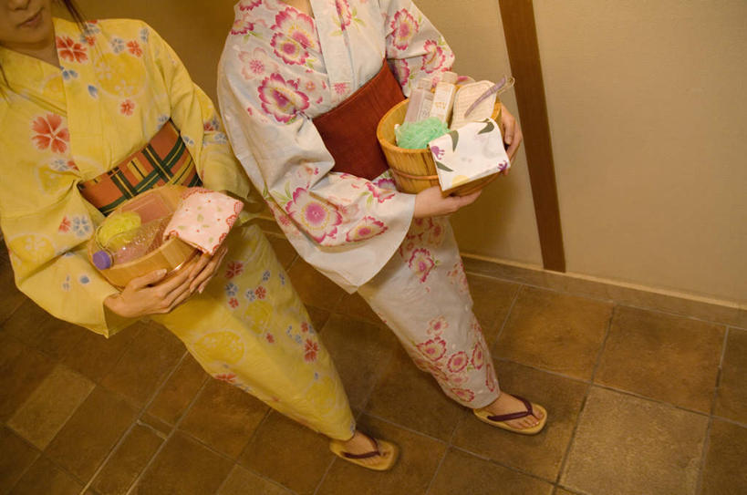 东方人,两个人,伙伴,朋友,站,横图,俯视,室内,白天,民族服装,按摩,美容,友谊,亚洲,护肤,和服,纺织物,木桶,桶,黄种人,容器,毛巾,浴球,清洁,站着,保养,享受,休闲,放松,SPA水疗,保健,温泉浴场,服饰,洗漱用品,储藏,保暖,储存,透气,养颜,防水,吴服,唐草,唐花,唐锦,储水,耐磨,吸水,友情,年轻女性,女人,女性,亚洲人,矿泉疗养地,站立,半身,彩图,高角度拍摄,传统服装,民俗服,水疗,贮存