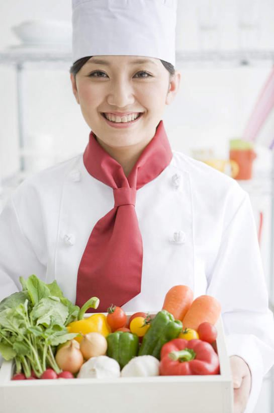 东方人,脸,头,脸颊,一个人,厨师,站,捧,竖图,室内,白天,正面,工作服,制服,萝卜,胡萝卜,辣椒,蔬菜,西红柿,亚洲,仅一个年轻女性,仅一个女性,仅一个人,服装,朦胧,模糊,新鲜,食品,注视,黄种人,食物,衣服,观察,看,站着,服饰,有机食品,绿色食品,观看,察看,衣着,穿着,关注,彩椒,辣角,红海椒,大椒,辣虎,广椒,工作制服,衣饰,年轻女性,女人,女性,亚洲人,头部,脸部,脸蛋,面部,厨师长,厨子,大厨,主厨,甜椒,柿子椒,辣子,红萝卜,海椒,甘荀,番茄,番椒,灯笼椒,端,端着,捧着,手捧,站立,半身,彩图,工作套服