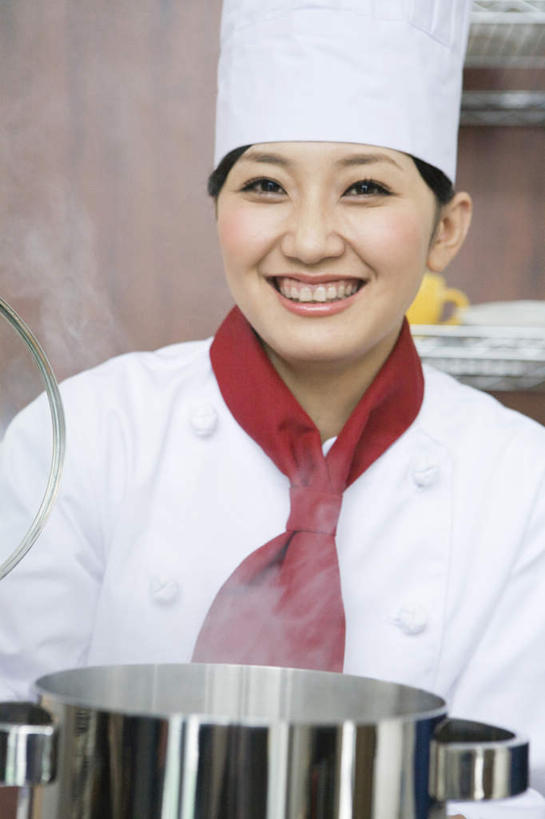 东方人,脸,头,脸颊,一个人,厨师,站,笑,微笑,露齿笑,竖图,室内,特写,白天,正面,工作服,制服,雾,厨房,亚洲,仅一个年轻女性,仅一个女性,仅一个人,沸腾,蒸汽,水蒸气,汤锅,注视,黄种人,观察,看,站着,观看,察看,关注,蒸发,工作制服,年轻女性,女人,女性,亚洲人,头部,脸部,脸蛋,面部,厨师长,厨子,大厨,主厨,站立,半身,彩图,工作套服,灶间