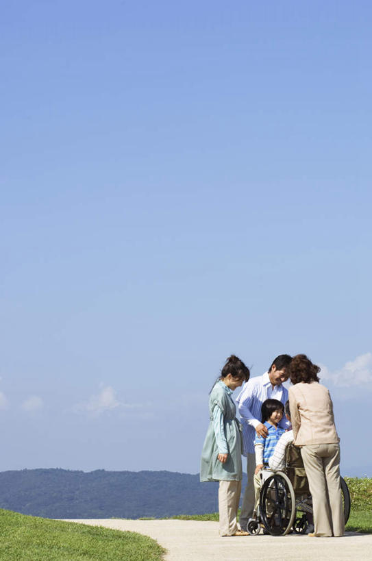 东方人,儿童,老年人,背部,夫妻,母亲,父亲,儿子,祖母,祖父,三代同堂,站,坐,竖图,室外,白天,正面,爱情,纯洁,草地,草坪,植物,亚洲,阴影,服装,光线,工具,影子,浪漫,注视,休闲装,黄种人,祖孙三代,相视,草,小孩,衣服,蓝色,绿色,蓝天,天空,阳光,轮椅,天,复健,观察,看,站着,休闲,康复,温暖,温馨,父子,母子,面对面,休闲服,器械,恩爱,父爱,可爱,母爱,童年,童趣,恋人,服饰,奶奶,爷爷,观看,祖孙,对视,和睦,察看,医疗设备,关注,医疗器械,相对,医疗工具,童真,烂漫,无邪,外婆,外祖母,外公,外祖父,外孙,相看,外孙子,辅助设备,天真,老年男性,老年女性,男孩,男人,男性,年轻男性,年轻女性,女人,女性,亚洲人,孩子,年轻人,夫妇,情侣,全家福,孙子,站立,坐着,彩图,全身,伴侣,融洽,男生,爸爸,多代同堂,妈妈