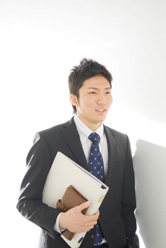 东方人,一个人,商务人士,商务男性,办公室,站,抱,竖图,室内,白天,白色背景,正面,衬衫,电脑,笔记本电脑,亚洲,仅一个男性,仅一个人,套装,网络,记事本,领带,注视,黄种人,通讯设备,仅一个年轻男性,本子,笔记本,观察,看,站着,摄影,影棚,抱着,观看,察看,无线,搂着,关注,通信设备,商务装,无线网络,无线上网,便携式电脑,工薪阶层,手提电脑,年轻男性,亚洲人,年轻人,白领,上班族,搂,搂抱,站立,半身,彩图,影棚拍摄,衬衣,拍摄