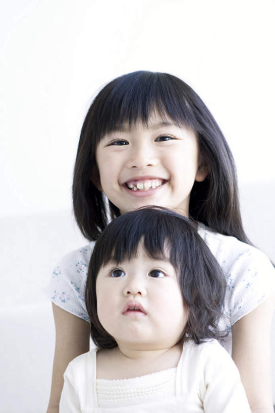 东方人,儿童,脸,头,脸颊,两个人,家庭,站,笑,微笑,露齿笑,竖图,室内,特写,白天,白色背景,正面,T恤衫,纯洁,亚洲,服装,T恤,注视,休闲装,黄种人,肩膀,小孩,衣服,白色,黑色,观察,看,站着,休闲,温暖,温馨,一家人,休闲服,可爱,童年,童趣,摄影,服饰,影棚,观看,和睦,察看,关注,童真,烂漫,无邪,天真,女孩,女人,女性,亚洲人,孩子,头部,长发,脸部,脸蛋,面部,站立,半身,彩图,影棚拍摄,拍摄,融洽,女生