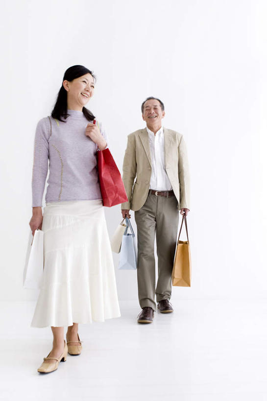 东方人,两个人,夫妻,站,竖图,室内,白天,白色背景,正面,爱情,购物,消费,袋子,亚洲,服装,包,包装袋,皮包,手提袋,购物袋,浪漫,拿,拿着,注视,休闲装,黄种人,衣服,紫色,黑色,观察,看,站着,休闲,休闲服,恩爱,金融,恋人,摄影,服饰,影棚,观看,单肩包,察看,购买,关注,贸易,男人,男性,女人,女性,中年男性,中年女性,亚洲人,长发,夫妇,情侣,站立,彩图,全身,影棚拍摄,拍摄,伴侣