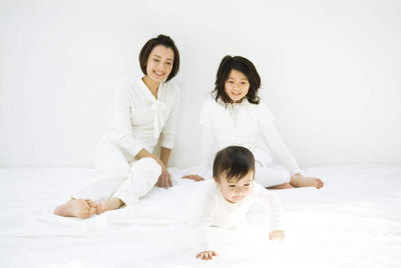 东方人,儿童,三个人,家庭,母亲,女儿,坐,笑,微笑,露齿笑,横图,室内,白天,白色背景,正面,T恤衫,纯洁,亚洲,服装,T恤,注视,休闲装,黄种人,小孩,衣服,白色,黑色,观察,看,趴着,休闲,温暖,温馨,母女,一家人,休闲服,可爱,母爱,童年,童趣,摄影,服饰,影棚,观看,和睦,察看,关注,童真,烂漫,无邪,天真,年轻女性,女孩,女人,女性,亚洲人,孩子,年轻人,趴,坐着,彩图,全身,影棚拍摄,拍摄,融洽,短发,女生