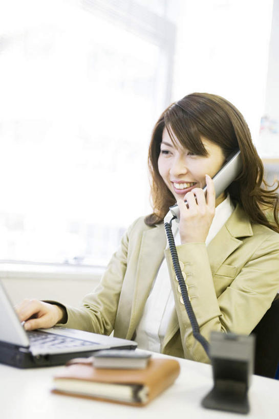 东方人,一个人,商务人士,商务女性,办公室,坐,笑,打电话,微笑,露齿笑,竖图,室内,白天,正面,衬衫,电脑,笔记本电脑,电话,亚洲,仅一个年轻女性,仅一个女性,仅一个人,套装,网络,记事本,拿,拿着,注视,黄种人,通讯设备,黑色,本子,笔记本,话筒,观察,看,电话线,观看,察看,无线,关注,通信设备,商务装,无线网络,无线上网,便携式电脑,工薪阶层,交流,手提电脑,年轻女性,亚洲人,年轻人,长发,白领,上班族,电话机,沟通,通话,坐着,半身,彩图,衬衣