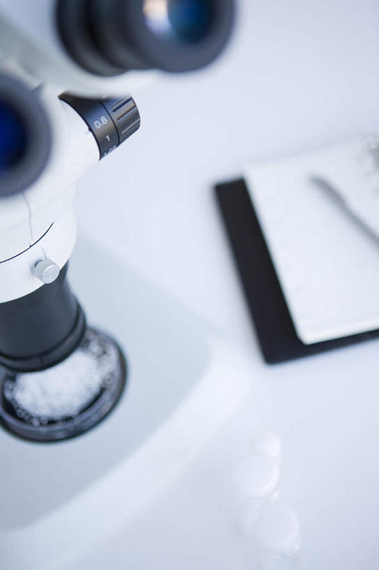 无人,竖图,俯视,室内,特写,白天,实验,仪器,桌子,静物,检查,研究,反射,分析,科学,化学,测试,培养皿,显微镜,办公桌,实验室,研究室,记事本,两个,本子,笔记本,观察,器皿,生物,清晰,探索,放大,观看,仔细,透镜,科研,凸透镜,聚焦,关注,化验,检验,研究所,皮氏培养皿,试验耗材,实验用品,化学器材,化验室,检验室,光学,清楚,彩图,高角度拍摄