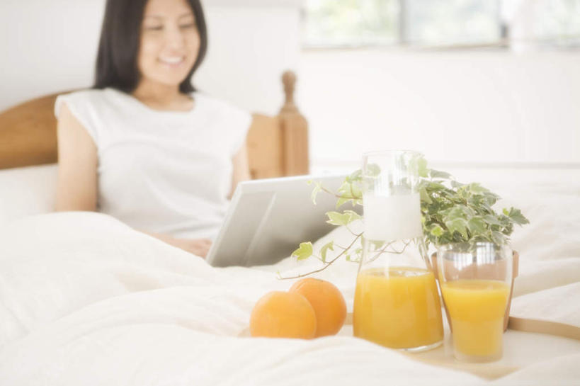 果汁,东方人,一个人,坐,笑,微笑,露齿笑,横图,俯视,室内,白天,阅读,植物,卧室,柑橘,报纸,杯子,亚洲,仅一个年轻女性,仅一个女性,仅一个人,学习,服装,朦胧,模糊,盆栽,橙汁,盆景,饮品,拿,拿着,注视,休闲装,黄种人,玻璃制品,饮料,衣服,绿色,黑色,自然,水杯,观察,看,休闲,休闲服,浏览,服饰,生长,成长,观看,察看,关注,可口,适口,年轻女性,女人,女性,亚洲人,长发,玻璃杯,橘子,桔子,橙子,橙,坐着,半身,彩图,高角度拍摄,睡房,卧房