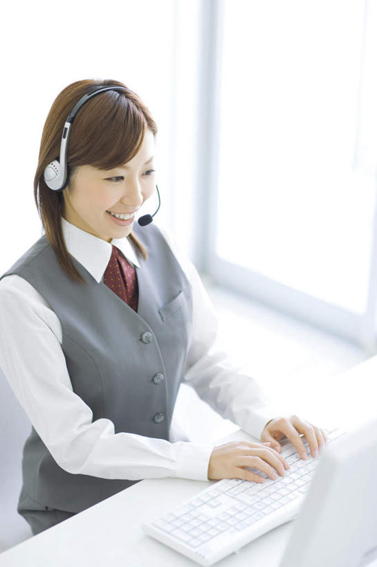 东方人,一个人,商务人士,商务女性,办公室,坐,笑,微笑,露齿笑,竖图,俯视,室内,白天,衬衫,快乐,满意,幸福,显示器,窗户,亚洲,仅一个年轻女性,仅一个女性,仅一个人,套装,屏幕,音响,音乐,注视,黄种人,娱乐,显示屏,玻璃窗,黑色,耳机,观察,看,享受,休闲,放松,观看,察看,舒适,享乐,关注,商务装,工薪阶层,输出设备,年轻女性,亚洲人,年轻人,长发,白领,上班族,坐着,半身,彩图,高角度拍摄,衬衣