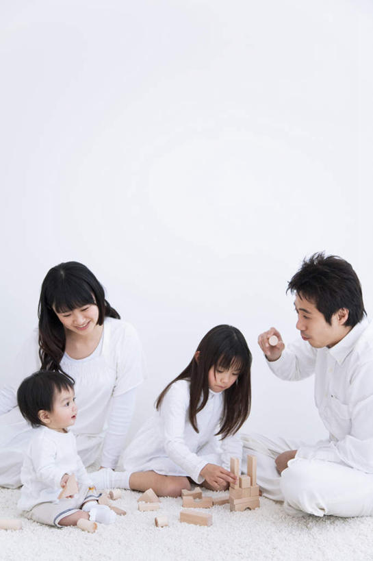 东方人,儿童,四个人,家庭,夫妻,母亲,父亲,女儿,坐,竖图,室内,白天,白色背景,正面,爱情,游戏,纯洁,智慧,玩具,亚洲,服装,墙,浪漫,玩,注视,休闲装,黄种人,娱乐,墙壁,墙面,小孩,衣服,黑色,观察,看,休闲,温暖,温馨,父女,母女,一家人,休闲服,积木,恩爱,父爱,可爱,母爱,童年,童趣,益智,恋人,摄影,服饰,影棚,观看,活动,和睦,察看,思维,发泄,关注,消遣,智力,想象,童真,烂漫,无邪,宣泄,天真,男人,男性,年轻男性,年轻女性,女孩,女人,女性,亚洲人,孩子,年轻人,长发,夫妇,情侣,玩耍,嬉戏,坐着,半身,彩图,影棚拍摄,拍摄,伴侣,融洽,女生