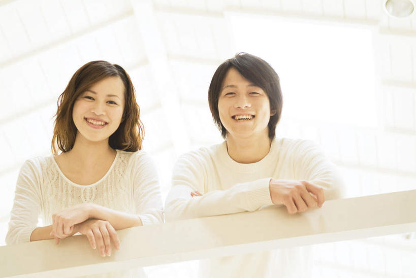 东方人,两个人,夫妻,栏杆,站,笑,微笑,露齿笑,横图,室内,白天,仰视,爱情,亚洲,阴影,服装,光线,影子,围栏,浪漫,注视,休闲装,黄种人,护栏,衣服,白色,黑色,阳光,观察,看,站着,休闲,休闲服,恩爱,恋人,服饰,观看,察看,关注,男人,男性,年轻男性,年轻女性,女人,女性,亚洲人,长发,夫妇,情侣,站立,半身,彩图,低角度拍摄,伴侣