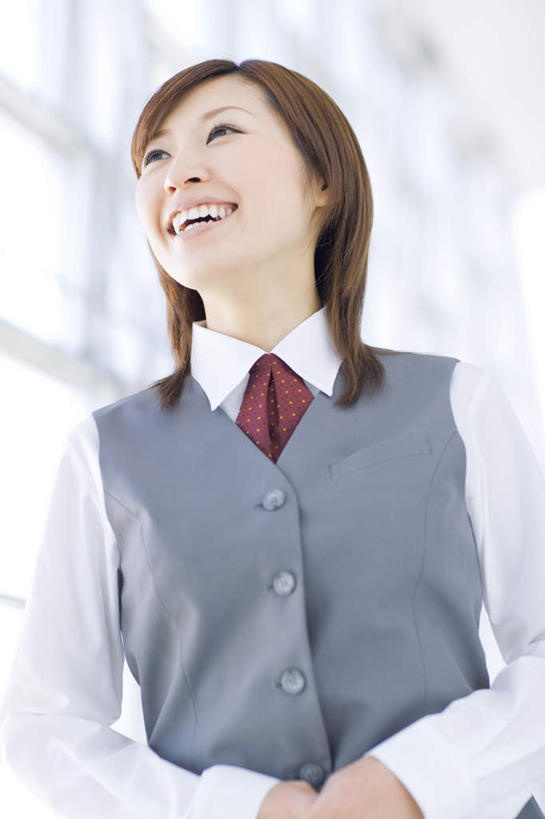 东方人,一个人,商务人士,商务女性,办公室,站,笑,微笑,露齿笑,竖图,室内,白天,仰视,工作服,衬衫,制服,窗户,亚洲,仅一个年轻女性,仅一个女性,仅一个人,套装,走道,走廊,过道,棕色,注视,黄种人,玻璃窗,观察,看,站着,观看,察看,关注,商务装,工薪阶层,工作制服,年轻女性,亚洲人,年轻人,白领,上班族,站立,半身,彩图,低角度拍摄,衬衣,工作套服,短发