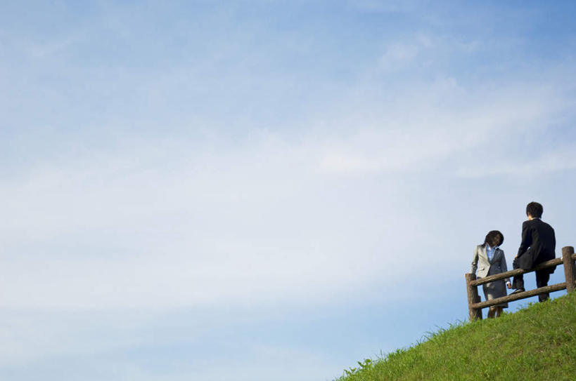 东方人,两个人,栏杆,坐,横图,室外,白天,仰视,爱情,草地,草坪,植物,亚洲,服装,栅栏,篱笆,云,云朵,围栏,浪漫,云彩,休闲装,黄种人,护栏,草,衣服,蓝色,绿色,白云,蓝天,天空,天,休闲,温暖,温馨,休闲服,恩爱,恋人,服饰,晴朗,和睦,男人,男性,年轻男性,年轻女性,女人,女性,亚洲人,情侣,晴空,坐着,彩图,低角度拍摄,全身,伴侣,融洽