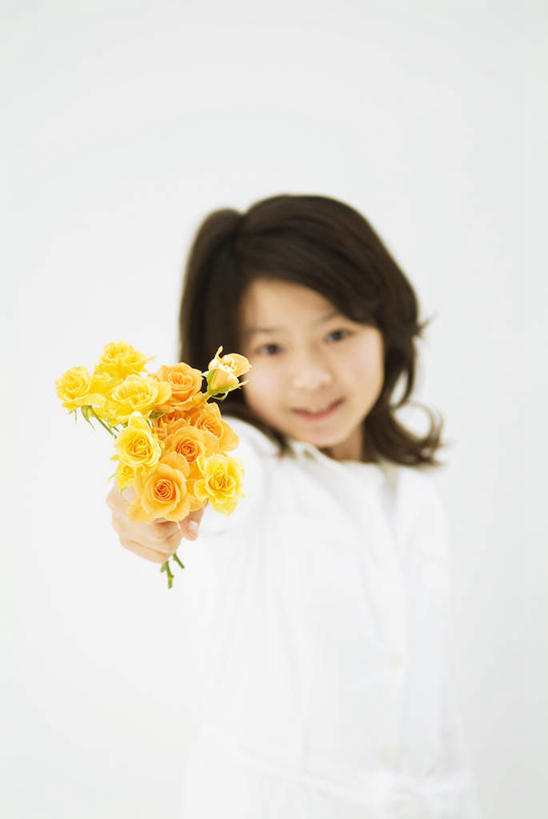 东方人,儿童,一个人,站,竖图,室内,白天,白色背景,正面,纯洁,亚洲,仅一个女性,仅一个人,许多,服装,盛开,拿,花蕾,拿着,注视,休闲装,黄种人,花,花瓣,花朵,鲜花,小孩,衣服,黄色,黑色,花苞,花蕊,观察,看,站着,仅一个小孩,休闲,休闲服,可爱,童年,童趣,摄影,服饰,影棚,观看,察看,关注,童真,烂漫,无邪,天真,女孩,女人,女性,亚洲人,孩子,站立,半身,彩图,影棚拍摄,拍摄,女生