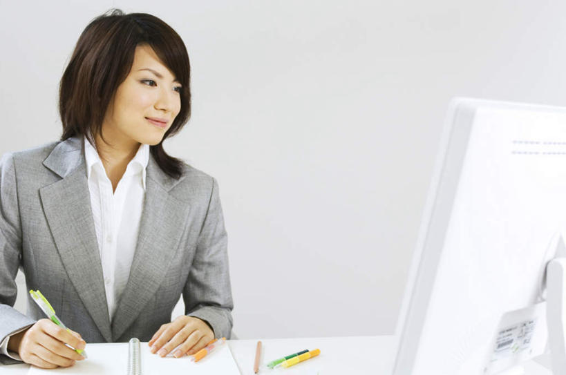 东方人,一个人,商务人士,商务女性,办公室,坐,横图,室内,白天,正面,衬衫,显示器,桌子,亚洲,仅一个年轻女性,仅一个女性,仅一个人,握,套装,笔,屏幕,办公桌,墙,办公用品,圆珠笔,注视,黄种人,显示屏,墙壁,墙面,文具,黑色,学习用品,观察,看,握着,观看,文具用品,察看,关注,商务装,工薪阶层,输出设备,年轻女性,亚洲人,年轻人,长发,白领,上班族,坐着,半身,彩图,衬衣