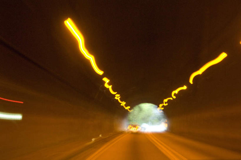 无人,横图,室外,白天,正面,道路,路,公路,汽车,照明,朦胧,模糊,隧道,灯光,交通,顶灯,车,灯,灯具,交通工具,轿车,照亮,照明设备,载具,马路,彩图