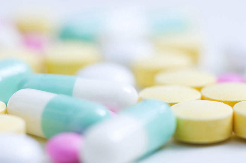 无人,横图,俯视,室内,特写,白天,安全,桌面,桌子,静物,许多,朦胧,模糊,散落,药剂,药丸,防护,胶囊,药片,蓝色,绿色,紫色,白色,药品,治疗,摄影,影棚,保护,药物,医疗,保险,预防,平安,彩图,高角度拍摄,影棚拍摄,拍摄